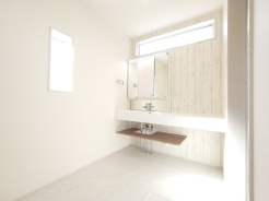 洗面化粧台は清潔感の漂うホワイトをベースカラーに、シンプルなデザインで。
