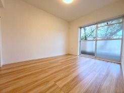 たっぷりの陽光と、心地よい風が舞い込みます。
