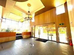 天井高のロビーは素敵です