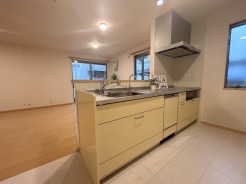 対面タイプなら、キッチン内にいながらご家族やお客様との会話が楽しめます。
