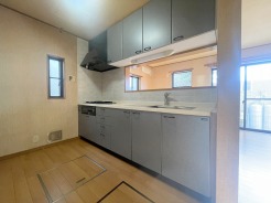 料理をしながらでも、ご家族との会話を楽しめる対面キッチン。
 