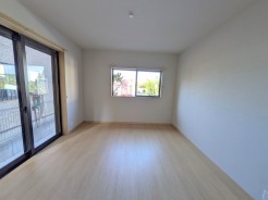 大事な日当たりは、大きな窓から。誰のお部屋にしましょう。
