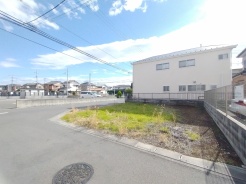 閑静な住宅地で、小さなお子様がいるご家族にも安心。
