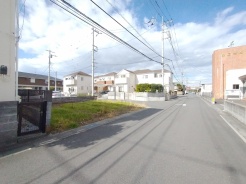 駐車が苦手な方にも嬉しい、前面約６ｍ道路に面した住まい。
