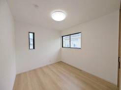 住宅街の２階南向きのお部屋、日当たりはご覧のとおり良好です。
