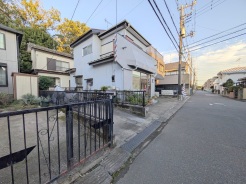 駐車が苦手な方にも嬉しい、前面６ｍ道路に面した住まい。
