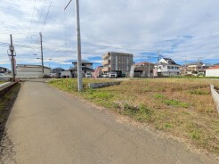 幅員こそやや狭くても、その分交通量が少なくて安心。
