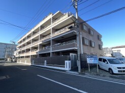 前面道路は歩道も整備され、小さなお子様にも安心です。

