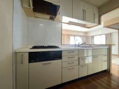 対面タイプなら、キッチン内にいながらご家族やお客様との会話が楽しめます。
