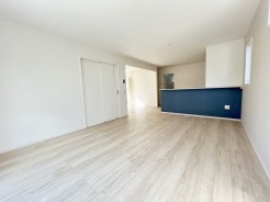 リビング空間とダイニング空間とか使い分けやすい間取り配置。対面式でキッチン立つ人の視界も良好です。
