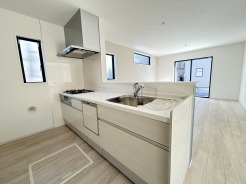 カウンターからはリビングが広く見渡せ、ご家族とのコミュニケーションも弾みます。
