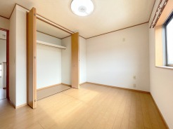 住宅街の２階南向きのお部屋、日当たりはご覧のとおり良好です。
