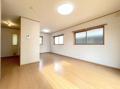 日当たりのいいリビングは心地よく、落ち着いて暮らせます。
