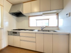 手元は隠しながら、 リビングとも会話できるセミオープンキッチン。
