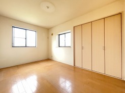 太陽の恵みを感じる、温もりと明るさにあふれたお部屋。子供部屋には丁度良い洋室。
