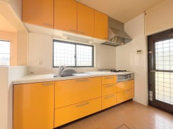 手を伸ばせばそこに収納が。安定した使用感の吊戸棚つきのキッチン空間。
キッチンの性能が上がれば、いつものお料理も楽しくなりますね。
