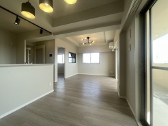 大画面ＴＶの配置も可能なワイドリビング。
