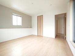 たっぷりの陽光と、心地よい風が舞い込みます。