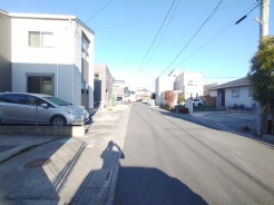 駐車が苦手な方にも嬉しい、前面６ｍ道路に面した住まい。
