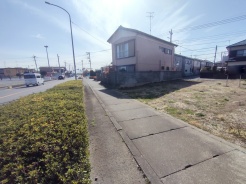 土地を見て、間取りが気になりましたら、すぐに図面を引ける設計士さんをご紹介することも出来ます。ご相談ください。
