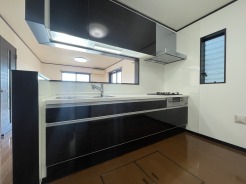 対面キッチンがご家族の温かい時間を演出。
