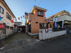 駐車場は縦列駐車で3台まで可。車幅や配置を現地でご確認ください。
