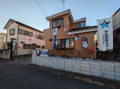 住民の方が主に利用する交通量少なめの道路に面してます。
