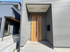 落ち着きのある色合いが調和し、心地よい帰宅を迎え入れます。
