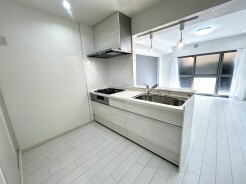 カウンターからはリビングが広く見渡せ、ご家族とのコミュニケーションも弾みます。
