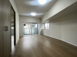 リビング空間とダイニング空間とか使い分けやすい間取り配置。対面式でキッチン立つ人の視界も良好です。
