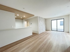 開放的なこの空間がお客様をお出迎えします。ＬＤＫは17帖。

