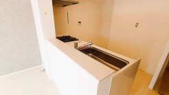 洗練されたシンプルな色調でまとめられ、暮らしに心地よい調和をもたらす開放的な空間設計です。