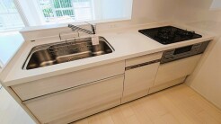 洗練されたシンプルなデザインが調和し、日々の暮らしに心地よいゆとりを生み出す清潔感あふれる空間です。