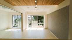 木目の温かみと洗練された壁面が調和する、開放感あふれる心地よい空間です。