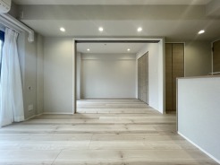 リビング空間とダイニング空間とか使い分けやすい間取り配置。対面式でキッチン立つ人の視界も良好です。
