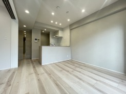 キッチンのすぐ隣りにあるダイニングスペース。家事動線が短くて使いやすい配置です。
