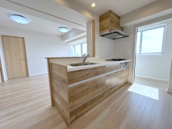 料理をしながらでも、ご家族との会話を楽しめる対面キッチン。快適な新生活を迎えられそうな、新品のキッチンです。
