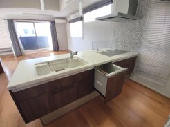 料理をしながらでも、ご家族との会話を楽しめる対面キッチン。
