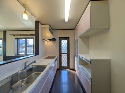 キッチンの性能が上がれば、いつものお料理も楽しくなりますね。キッチン収納でキッチン回りはいつもきれい。ワンランク上の快適さを。
