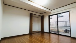 南向きの大きな窓から、たっぷりの陽射しが射し込みますね。
