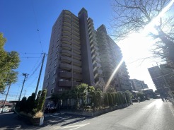 落ち着いた色味と整ったフォルムが街並みに美しく調和しています。
