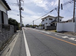 駐車が苦手な方にも嬉しい、前面8ｍ道路に面した住まい。
