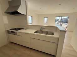 リビングで遊ぶお子様を見守りながらお料理ができる、対面キッチン。

