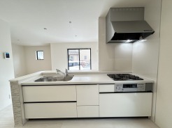 リビングで遊ぶお子様を見守りながらお料理ができる、対面キッチン。
