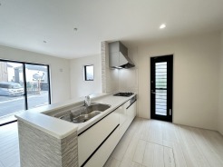 カウンターからはリビングが広く見渡せ、ご家族とのコミュニケーションも弾みます。
