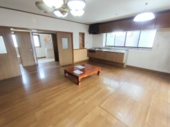 温かみのある木の色調で統一された、落ち着きを感じさせる住空間です。ゆとりある広さが魅力です。
