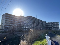 最寄り駅まで徒歩15分。この距離だと、運動不足も少し解消されるかも。
