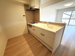 対面キッチンがご家族の温かい時間を演出。