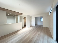 2号棟 開放的なこの空間がお客様をお出迎えします。ＬＤＫは16.5帖。
