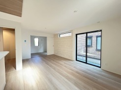 2号棟 解放感あふれるリビングは、自然に光と風に恵まれます。
